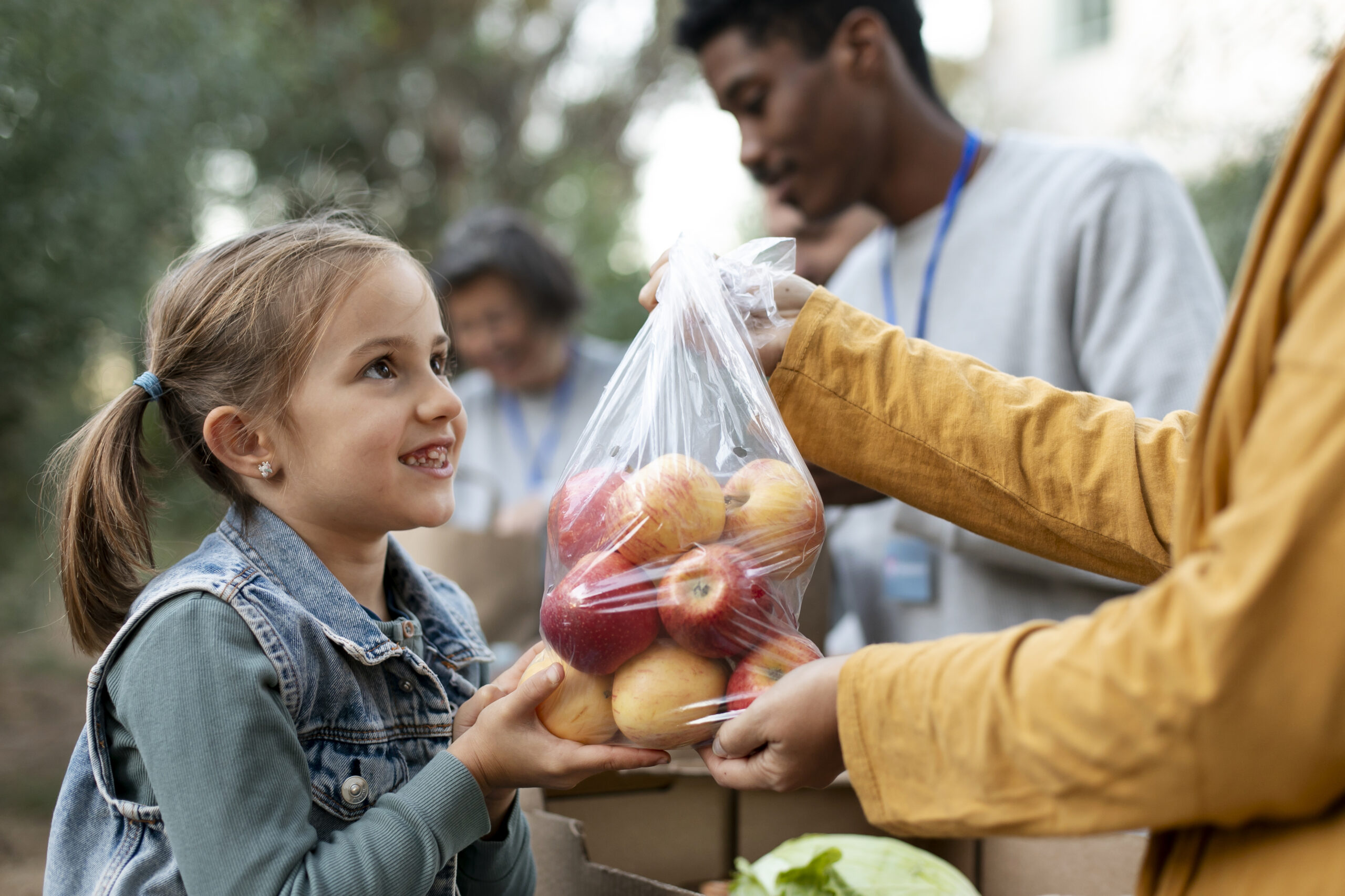 close-up-people-holding-apples_alt